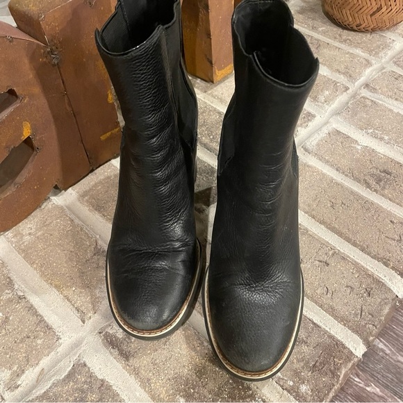 Tory Burch Lug Sole Leather Heeled Ankle Boots Size 7.5 - Picture 2 of 11